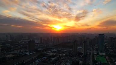 太阳落山夕阳西下城市高空航拍延时视频的预览图